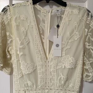 Socialite Women's Ivory Lace Top